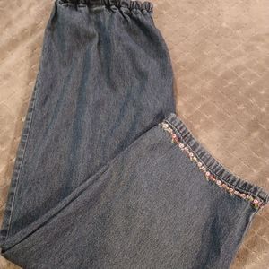 Jean pants with flower accent